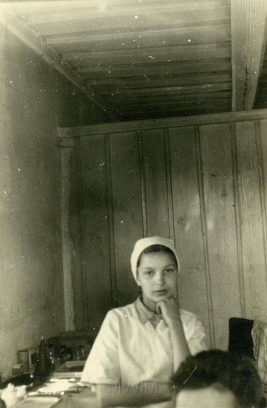 KKE 2070.jpg - Fot. Portret. Łucja Żakiewicz, Krzywicze, 1944 r.